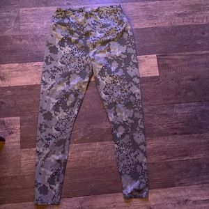 Cute Green print leggings ⚠️Cleaning out my closet⚠️ CHECK MY PAGE 4 GOO